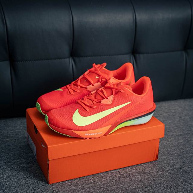 核心私 Nike Air Zoom Rival Fly 4 超弹透气轻量跑步鞋 鞋款搭载 Flyknit 材料 出众弹性 易于穿脱 采用React技术 轻盈耐