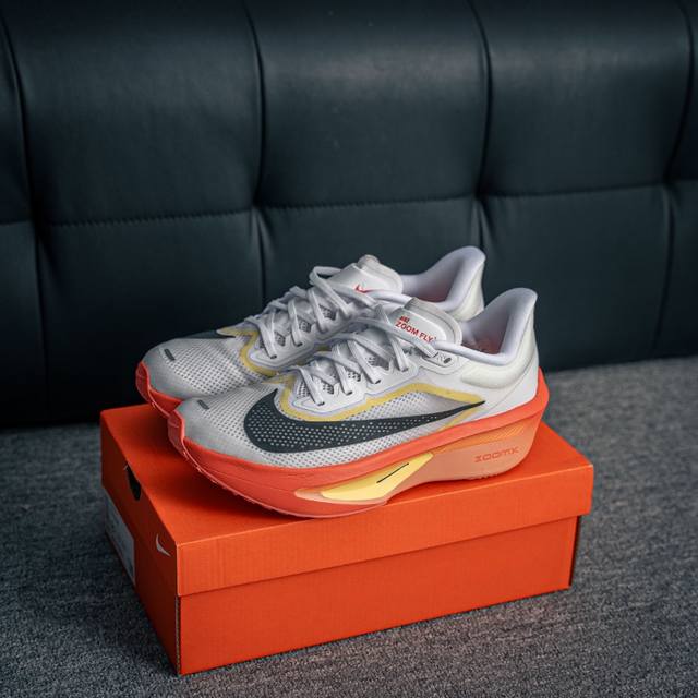 核心私 Nike Zoomx Invincible Run Flyknit 6 轻量跑鞋 飞织低帮休闲运动慢跑鞋 厚底增高 老爹鞋 此鞋专为短跑运动员而生 是为