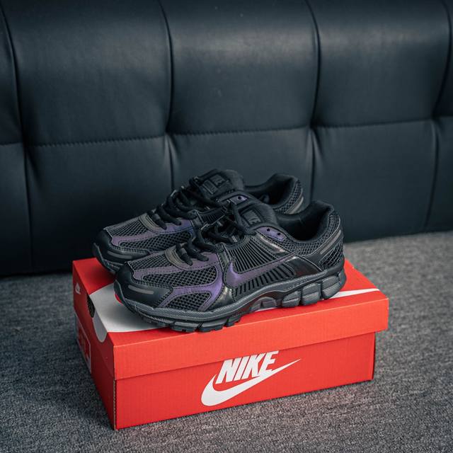 核心私 Nike 耐克夏季 Zoom Vomero 5 运动鞋休闲训练跑步鞋。Nike Zoom Vomero 5 男女子运动鞋妥帖包覆足部，提供透气支撑效果。