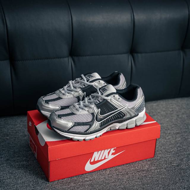 核心私 Nike 耐克夏季 Zoom Vomero 5 运动鞋休闲训练跑步鞋。Nike Zoom Vomero 5 男女子运动鞋妥帖包覆足部，提供透气支撑效果。