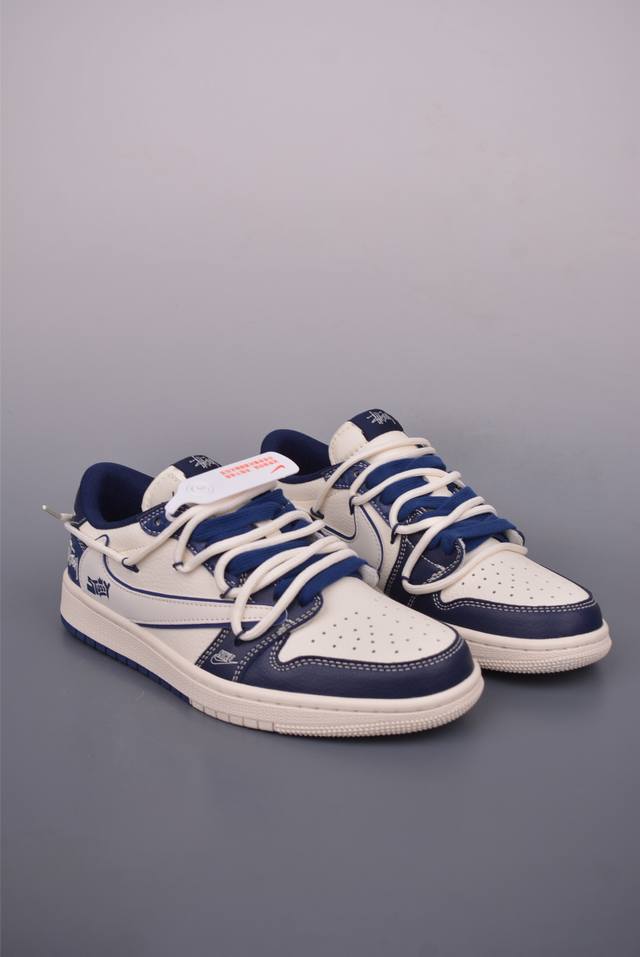 Fragment X Travis Scott X 斯图西 绑带解构 Air Jordan 1 Low 三方联名倒钩 全新的三方联名低帮倒钩鞋面延续了黑脚趾设计