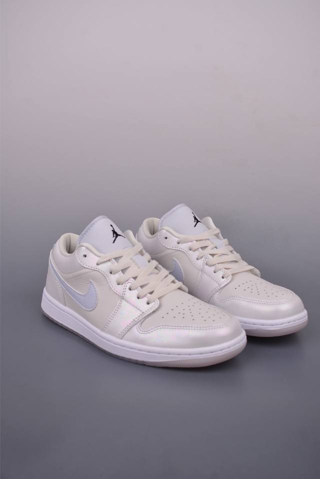 原装裸鞋级 市面最高工艺产物 Air Jordan 1 Low蛇年限定 纯原系列 当前市场最优版本 陆续上架 全鞋采用原装头层皮，用料扎实 精雕细琢 鞋型极致还