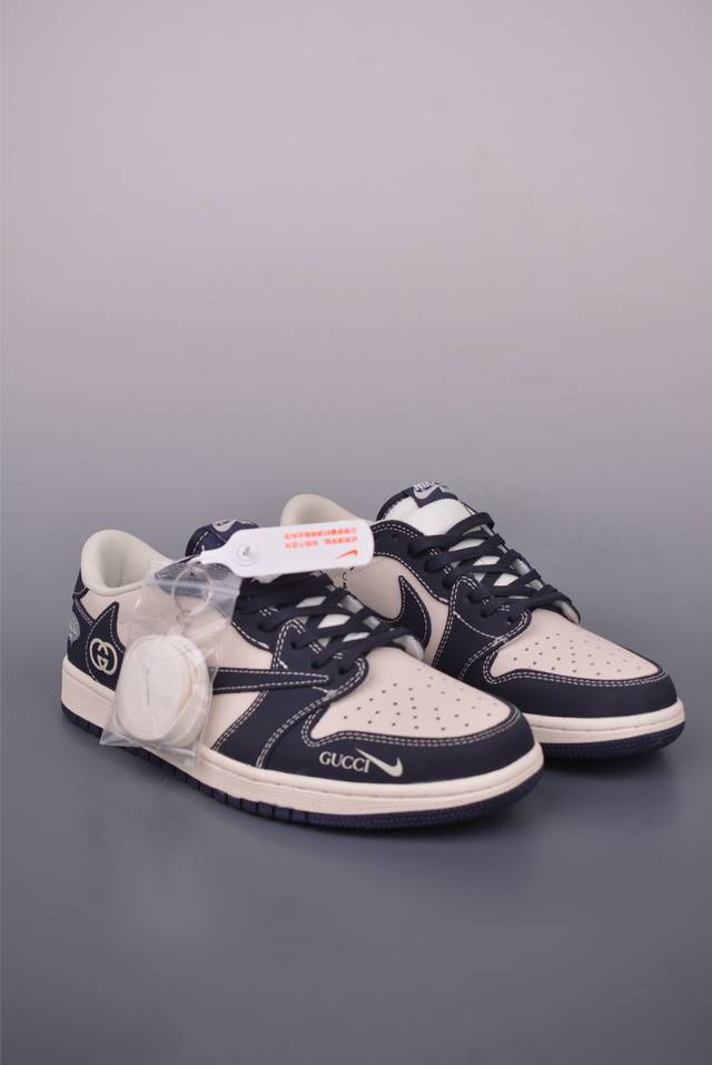 Fragment X Travis Scott X Gucci Air Jordan 1 Low 三方联名倒钩 全新的三方联名低帮倒钩鞋面延续了黑脚趾设计，整双