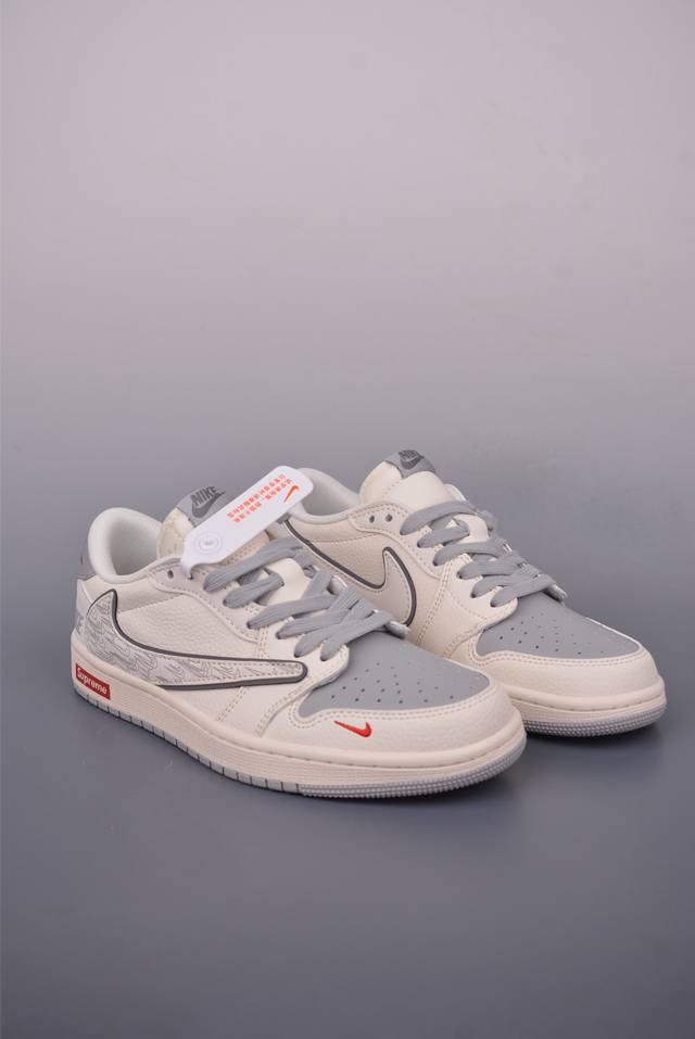 Fragment X Travis Scott X Supreme Air Jordan 1 Low 三方联名倒钩 全新的三方联名低帮倒钩鞋面延续了黑脚趾设计，