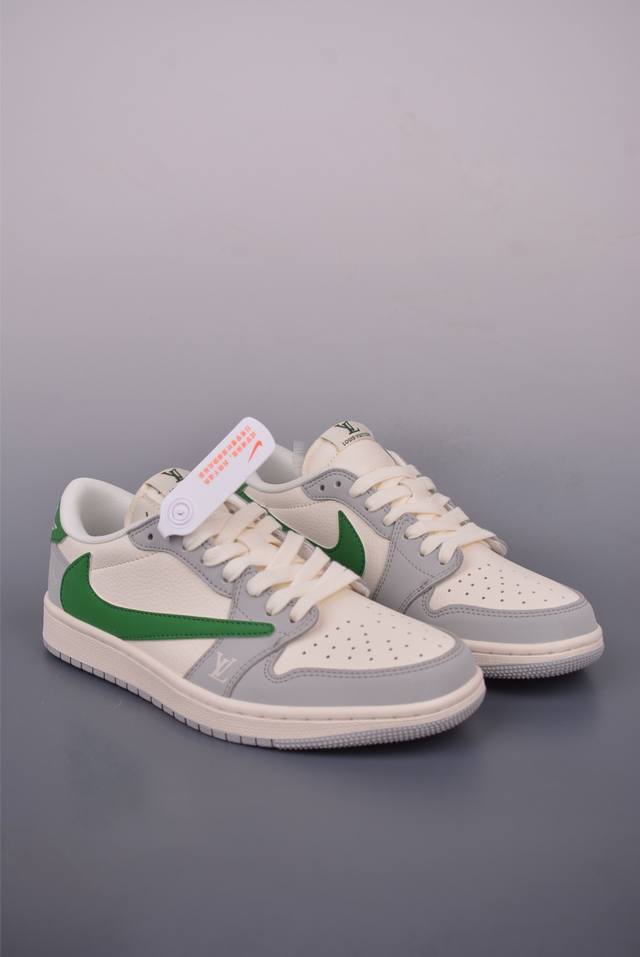 Fragment X Travis Scott X Lv Air Jordan 1 Low 三方联名倒钩 全新的三方联名低帮倒钩鞋面延续了黑脚趾设计，整双鞋以全