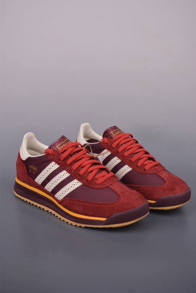 Adidas Originals Sl 72Rs 超轻便透气复古慢跑鞋 鞋头的设计饱满圆润 鞋面是翻毛皮和尼龙材质结合 上脚舒适柔软 橡胶大底非常耐磨防滑 包裹