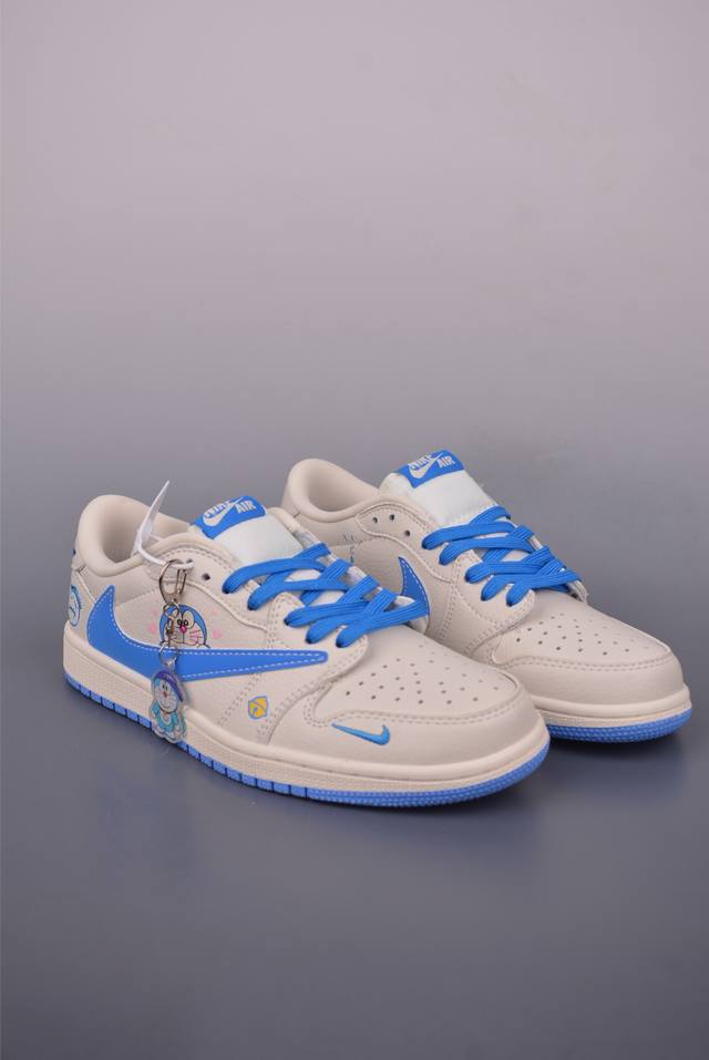 Fragment X Travis Scott X 多啦A梦 Air Jordan 1 Low 三方联名倒钩 全新的三方联名低帮倒钩鞋面延续了黑脚趾设计，整双鞋