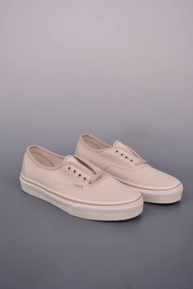 Vans Authentic 经典米色 万斯官方 舒适简约时尚低帮帆布鞋 炎炎夏日配上一双冰淇淋色帆布鞋 打造复古街感 简约出型 货号：Vn000Bw5Ccz