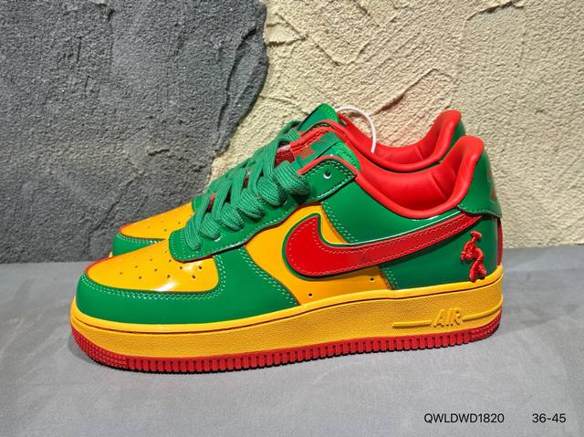 新品上市实拍 耐克Nike Air Force 7空军一号低帮百搭休闲运动板鞋。柔软、弹性十足的缓震性能和出色的中底设计，横跨复古与现代的外型结合，造就出风靡全
