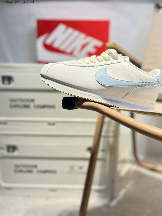 Nike Classic Cortez 全新配色 经典阿甘休闲跑步鞋 纯粹而执着的精神，使得Cortez种在了一代人的心里，无论是否喜欢它复古的鞋型，一双Nik
