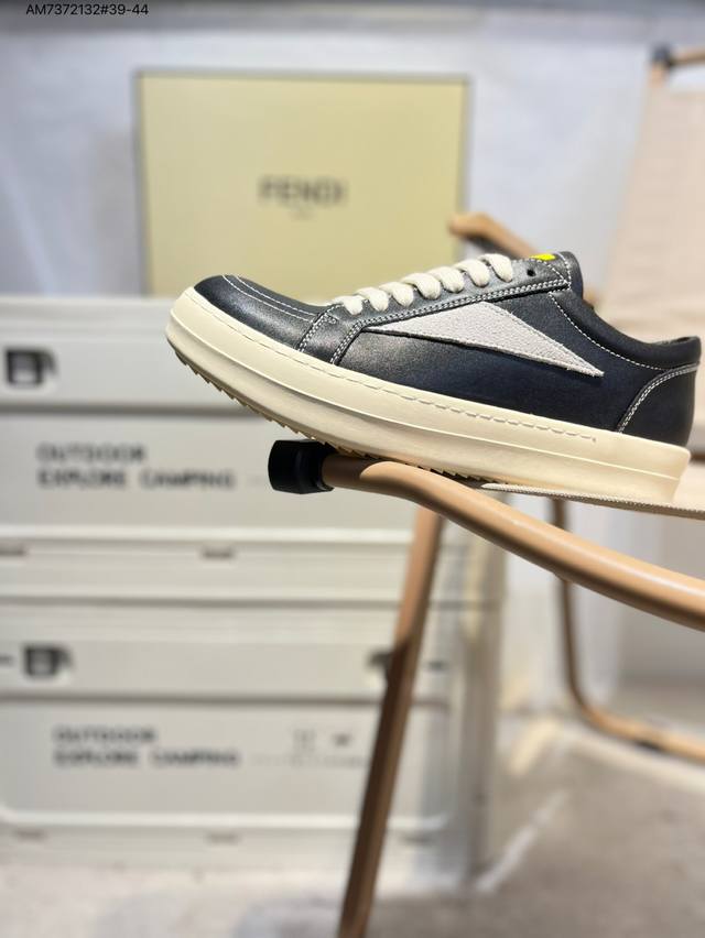 Fendi 芬迪 板鞋 休闲鞋 独家官网一比一开模 渠道原装订单 釆用精选舒适面料 鞋面走线工整 清晰质感 高端时尚 简约大气7E1493 Am7372132#