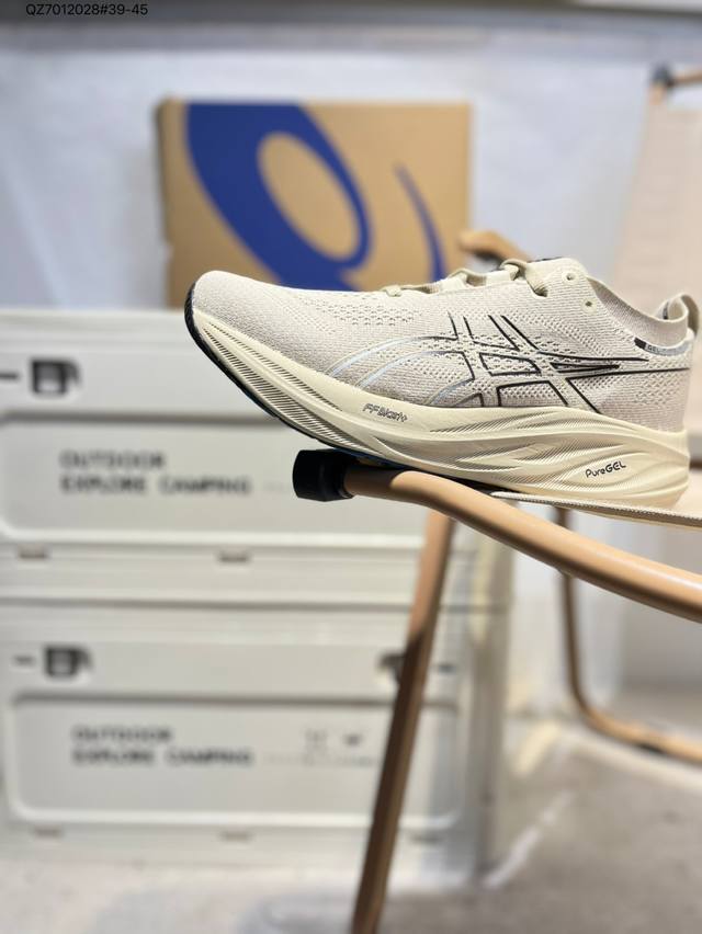 Asics Gel-Nimbus 26亚瑟士经典跑鞋 如今机能风和户外风吹得正劲，便是主打“Urban Outdoor机能越野风格”，城市和户外场景都能轻松应对