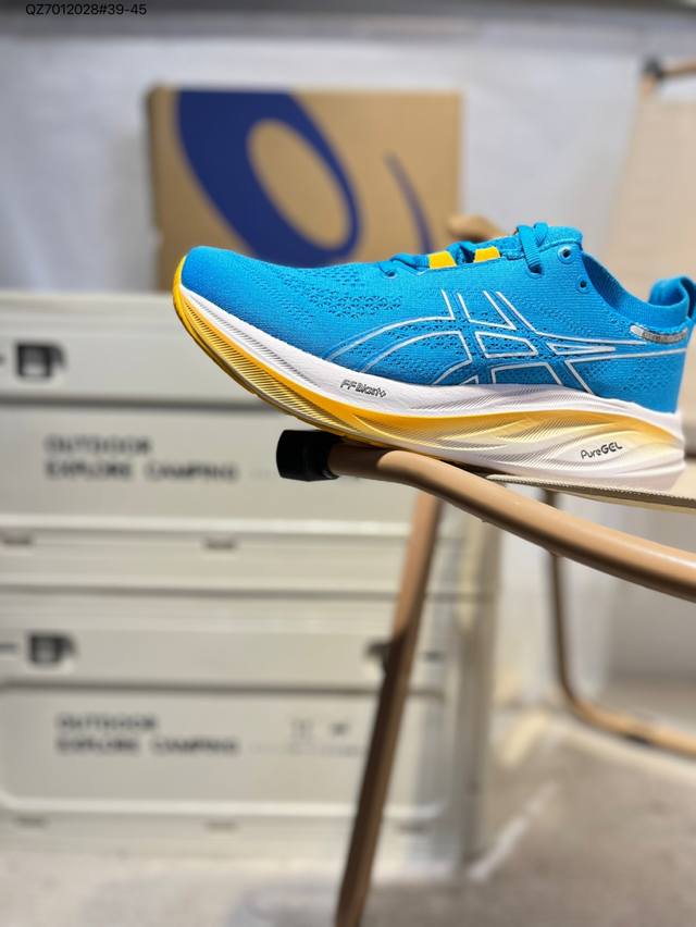 Asics Gel-Nimbus 26亚瑟士经典跑鞋 如今机能风和户外风吹得正劲，便是主打“Urban Outdoor机能越野风格”，城市和户外场景都能轻松应对