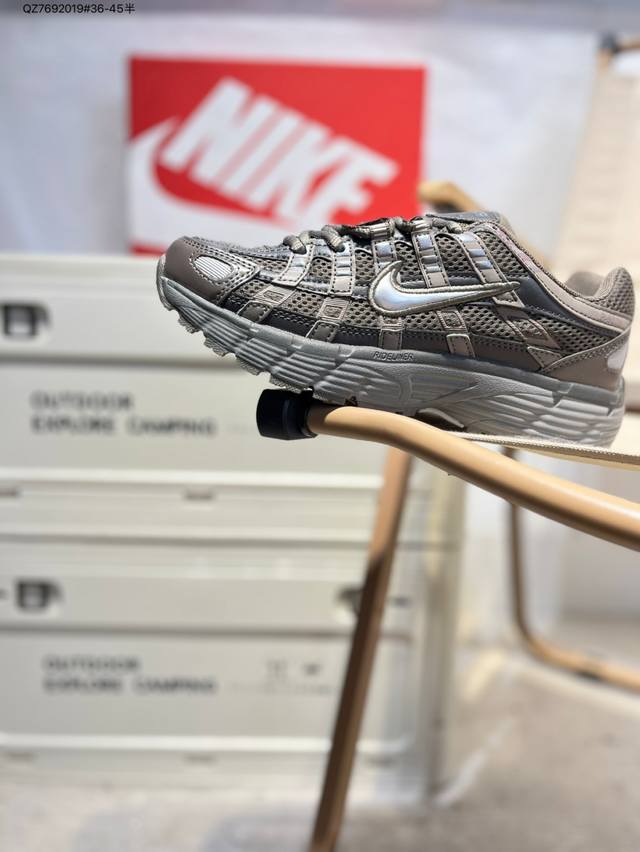 耐克 Nike P-6000 Laser Blue 复古科技个性运动老爹鞋。该鞋款鞋面采用纵横交错的覆面，重现 2000 年代跑鞋风格，同时搭配缓震鞋垫，带来舒
