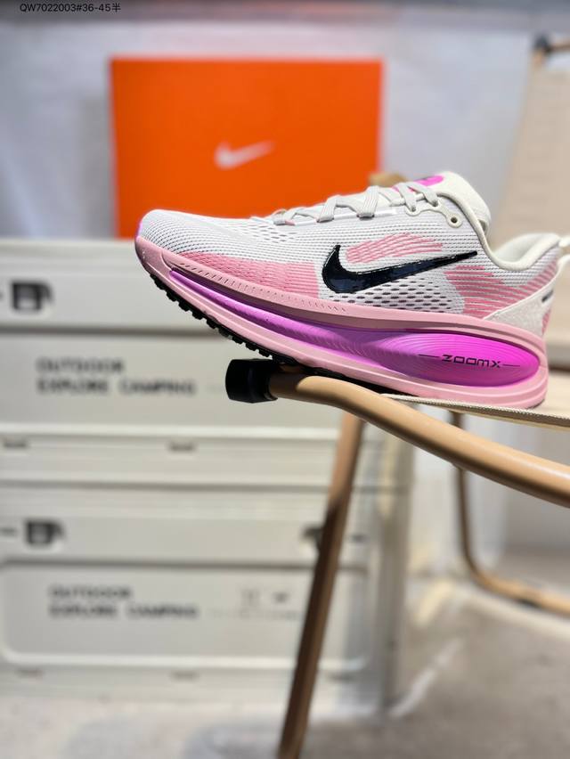Nike Vomero 18 耐克 舒适减震防滑 低帮跑步鞋 全掌Reactx泡绵中底 前掌和后跟还配备了Air Zoom气垫单元 据说跑起来更快更舒适哦 这次