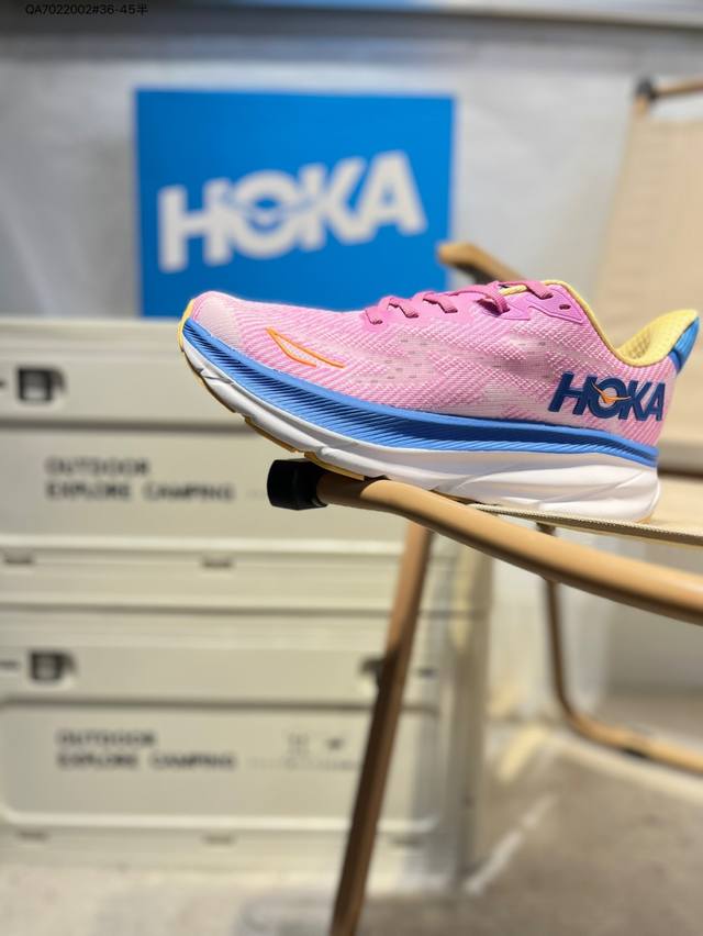 Hoka M Clifton 9 全新配色 网面透气 公路运动鞋 新款采用超厚中底的设计 让它跑在了其他厂商的前面 推出的跑鞋以缓震和轻量的优势 得到众多跑者的