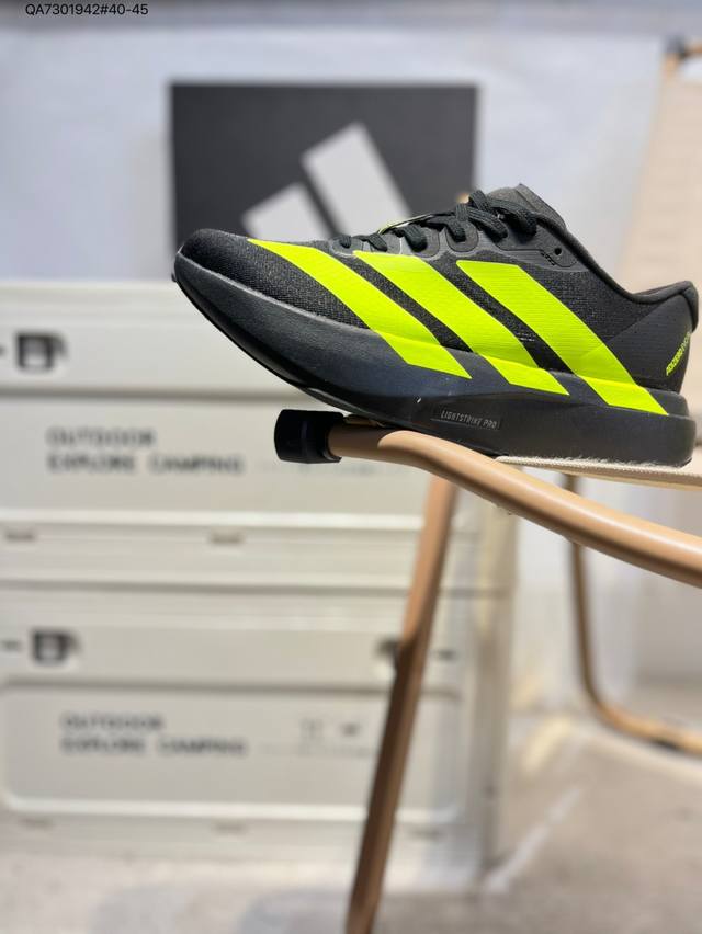Adidas Adizero Evo Sl M 阿迪超轻透气缓震跑鞋 整体外观造型与Adizero Adios Pro Evo 1非常相似 中底配置方面搭载全掌