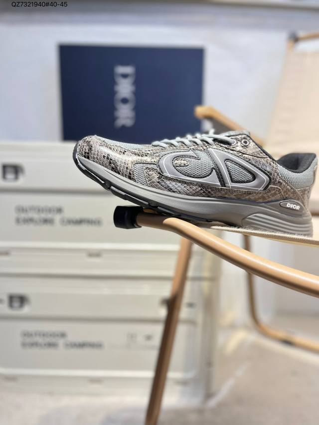 Dior 迪奥最新配色老爹运动鞋 全新B30运动鞋 顺应复古市场的趋势的 Dad Shoes风格鞋款鞋舌上的Dior标志 也注明了这双鞋是B30的型号！B30运