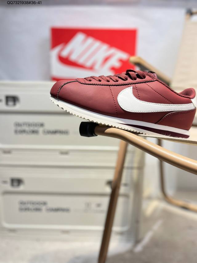Nike Classic Cortez 全新配色 经典阿甘休闲跑步鞋 纯粹而执着的精神，使得Cortez种在了一代人的心里，无论是否喜欢它复古的鞋型，一双Nik