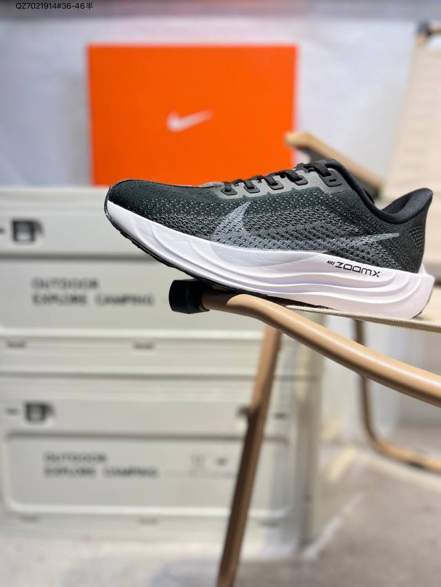 Nk Zoom Pegasus Plus 超级飞马涡轮增压马拉松慢跑鞋 Fq7262 在设计上延续了原版鞋款的经典风格，向 Pegasus Turbo 致敬。鞋