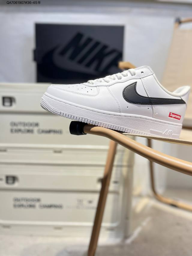 Supreme X 耐克 Nike Air Force 1 '07空军一号 百搭休闲运动板鞋。柔软、弹性十足的缓震性能和出色的中底设计，横跨复古与现代的外型结合