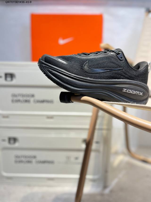 Nike Vomero Plus耐克 舒适减震防滑 低帮跑步鞋 全掌Reactx泡绵中底 前掌和后跟还配备了Air Zoom气垫单元 据说跑起来更快更舒适哦 这