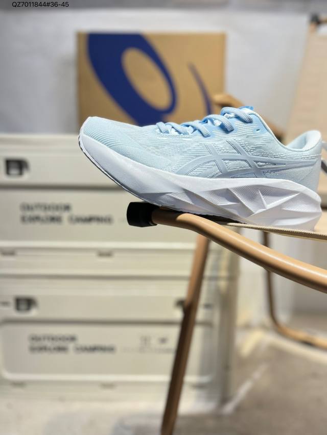 Asics Gel-Novablast 5亚瑟士经典跑鞋 如今机能风和户外风吹得正劲，便是主打“Urban Outdoor机能越野风格”，城市和户外场景都能轻松