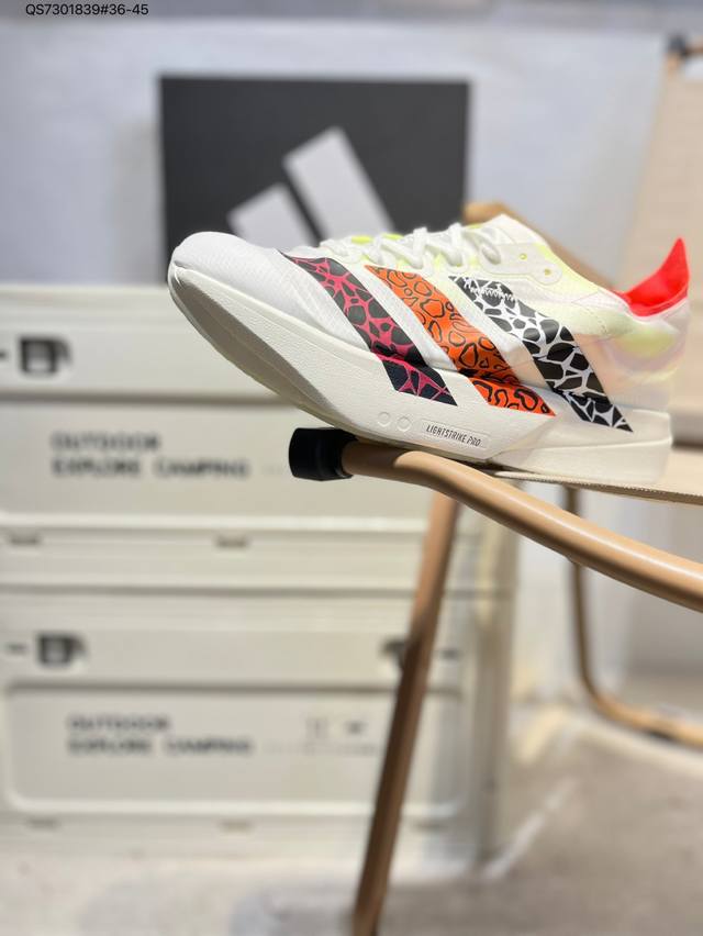 Adidas Adizero Adios 阿迪超轻透气缓震跑鞋 整体外观造型与Adizero Adios Pro Evo 1非常相似 中底配置方面搭载全掌Lig