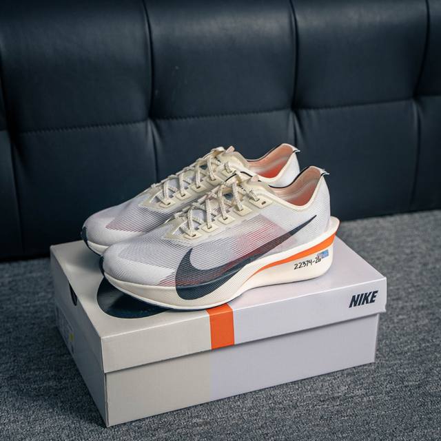 核心私 Nike Zoomx Vaporfly Next% 4 耐克 轻量化 网面透气运动鞋 这款新一代最强跑鞋在鞋面和鞋底都进行了全方位升级鞋面使用了全新 V