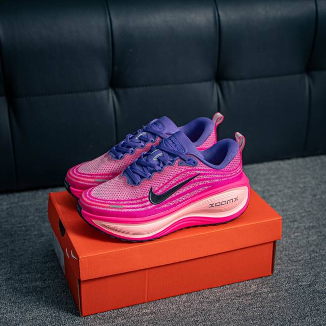 核心私 Nike Vomero Plus 耐克 舒适减震防滑 低帮跑步鞋 全掌Reactx泡绵中底 前掌和后跟还配备了Air Zoom气垫单元 据说跑起来更快更