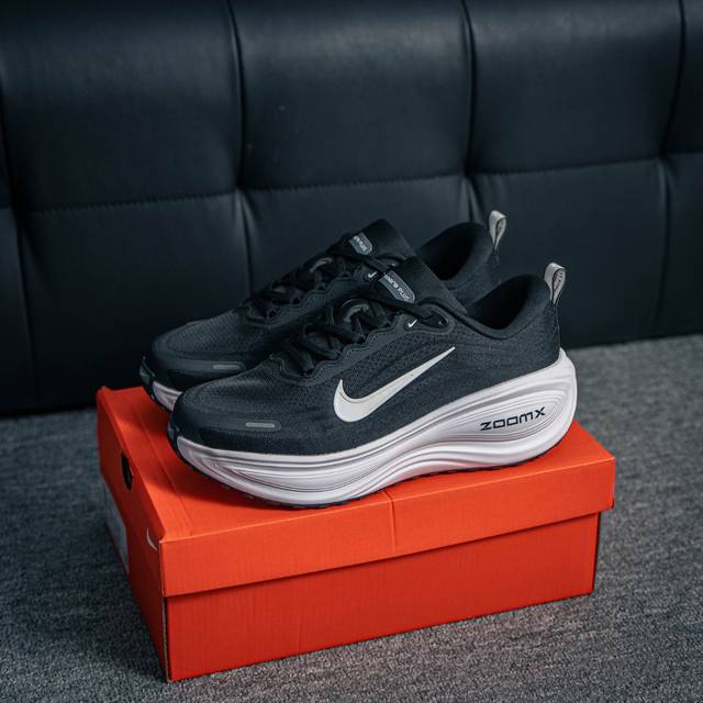 核心私 Nike Vomero Plus 耐克 舒适减震防滑 低帮跑步鞋 全掌Reactx泡绵中底 前掌和后跟还配备了Air Zoom气垫单元 据说跑起来更快更