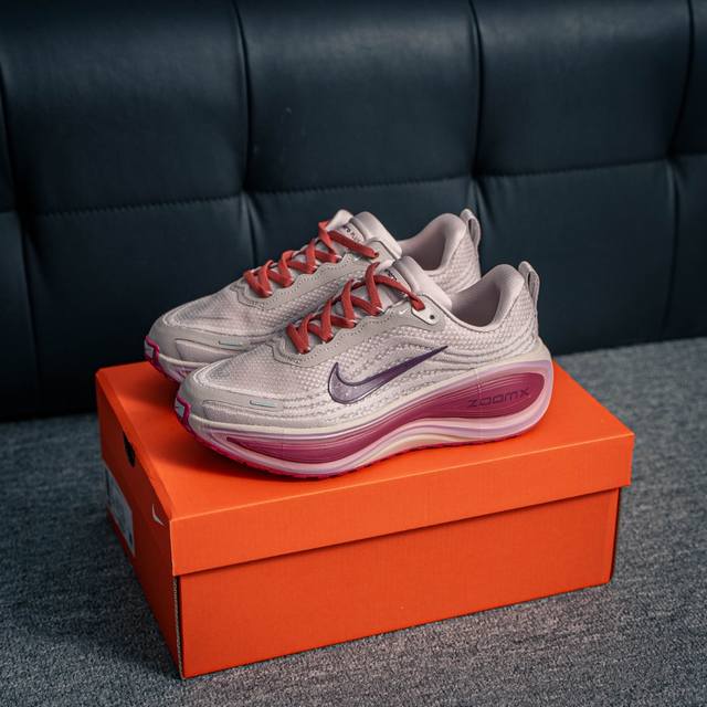 核心私 Nike Vomero Plus 耐克 舒适减震防滑 低帮跑步鞋 全掌Reactx泡绵中底 前掌和后跟还配备了Air Zoom气垫单元 据说跑起来更快更