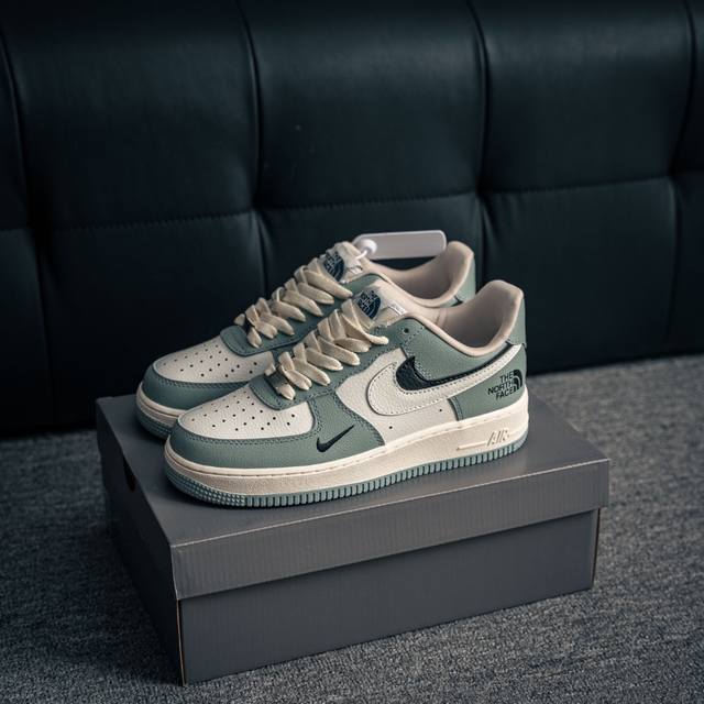 核心私 Air Force 1 原装级别 原楦头原纸板 打造纯正空军版型专注外贸渠道 全掌内置蜂窝气垫 原盒配件 原厂中底钢印、拉帮完美 货号：Am1588 0