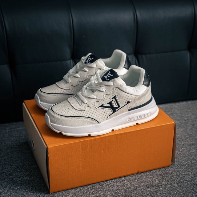 核心私 Lv-路易-威登Trainer 2025走秀最新款原版1：1开发复刻！！上脚非常舒适 做工精细鞋面由意大利进口小牛皮拼接，侧边饰有品牌Logo标志，进口