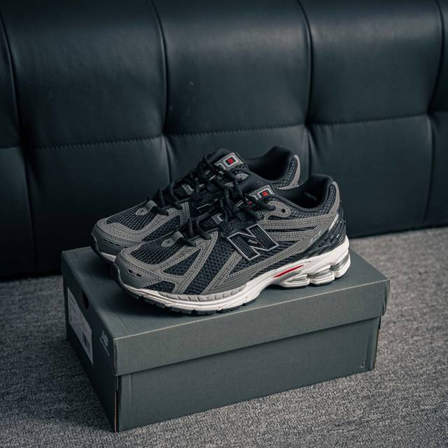 核心私 New Balance 1906系列 休闲鞋 #采用轻质牛剖革拼接透气网眼衬垫织物鞋面材质 T-Beam大底提供足步弓支撑，保持步态稳定 后跟搭载外露缓