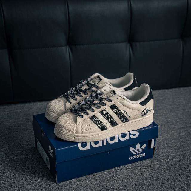 核心私 Adidas Originals Gazelle Indoor 三叶草复古防滑耐磨低帮板鞋 鞋款采用柔软的绒面革和耐用的皮革衬里融合在橡胶外底上 货号：