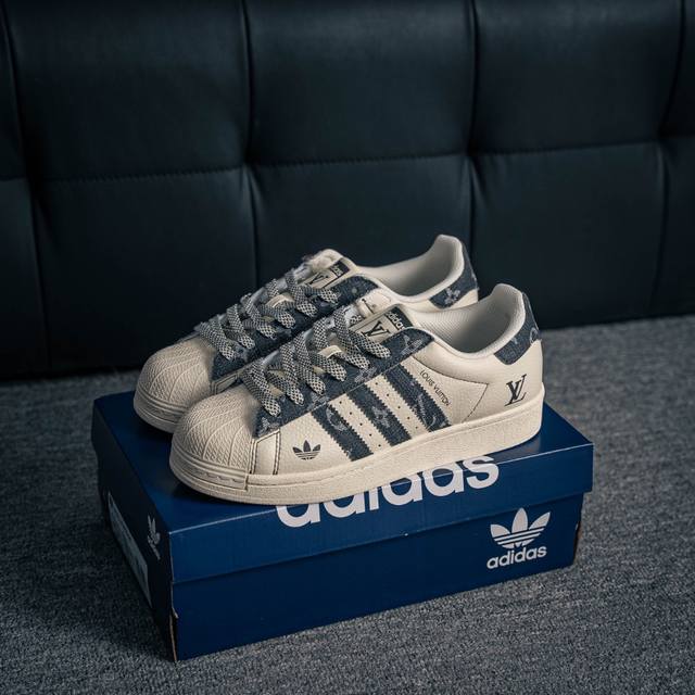 核心私 Adidas Originals Gazelle Indoor 三叶草复古防滑耐磨低帮板鞋 鞋款采用柔软的绒面革和耐用的皮革衬里融合在橡胶外底上 货号：