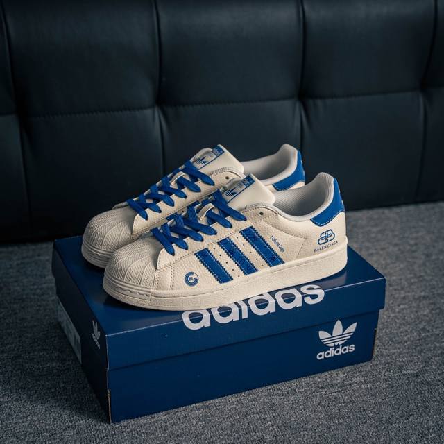 核心私 Adidas Originals Gazelle Indoor 三叶草复古防滑耐磨低帮板鞋 鞋款采用柔软的绒面革和耐用的皮革衬里融合在橡胶外底上 货号：