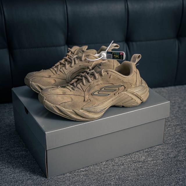 核心私 Balenciaga Cargo Sneaker 10Xl 巴黎世家 Balenciaga 秋季大秀拉开帷幕，又一双更为夸张的鞋运动鞋正式亮相，真真是将