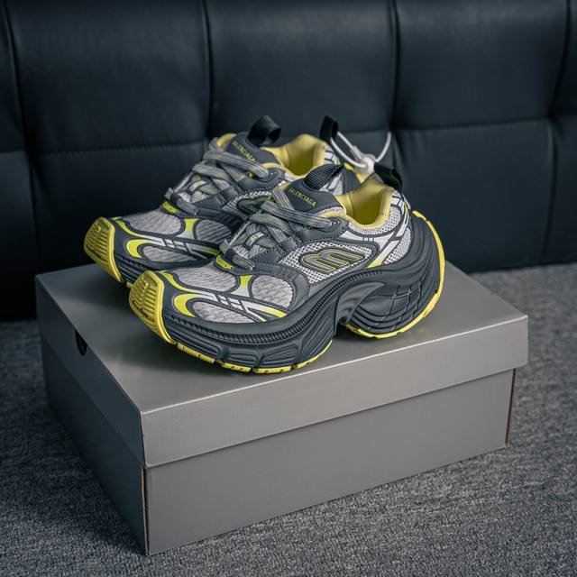 核心私 Balenciaga Cargo Sneaker 10Xl 巴黎世家 Balenciaga 秋季大秀拉开帷幕，又一双更为夸张的鞋运动鞋正式亮相，真真是将