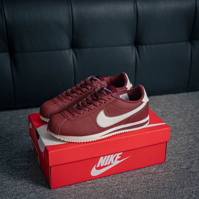 核心私 Nike Classic Cortez Nylon Pren 全新配色经典阿甘休闲跑步鞋 纯粹而执着的精神，使得Cortez种在了一代人的心里，无论是否