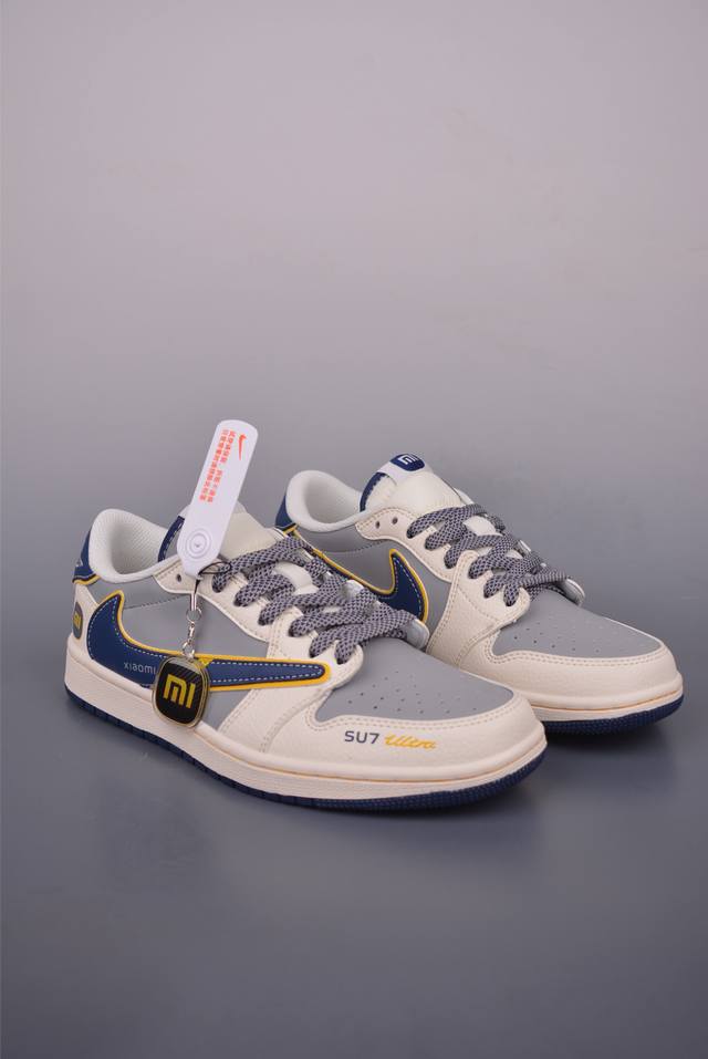Fragment X Travis Scott X 小米Su7 Air Jordan 1 Low 三方联名倒钩 全新的三方联名低帮倒钩鞋面延续了黑脚趾设计，整双