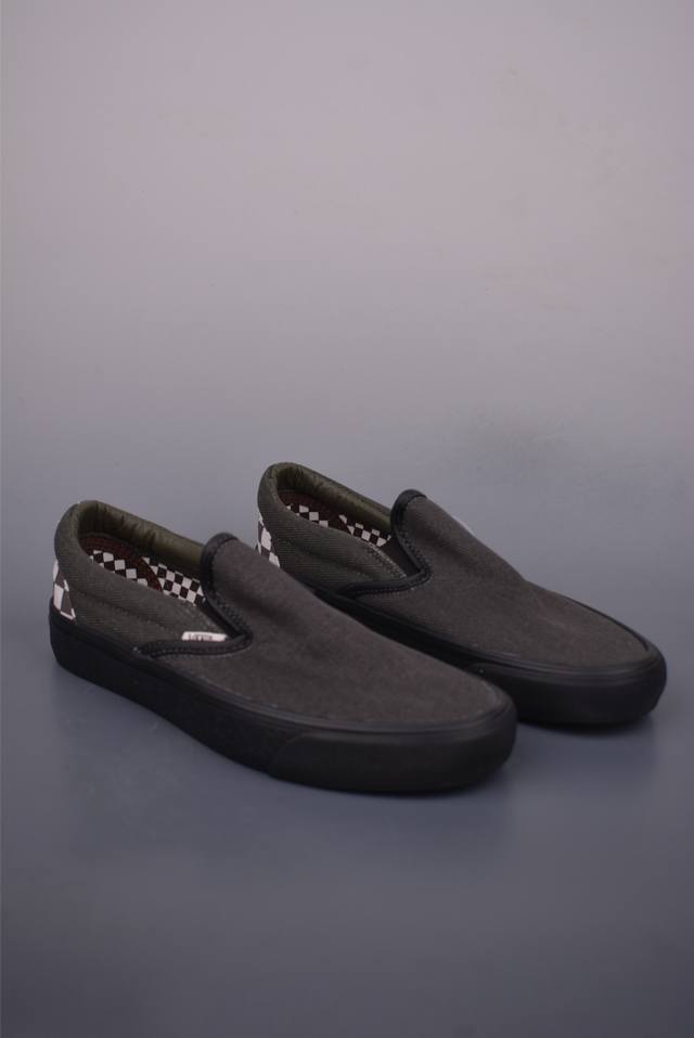 Vainl Archive X Vans Slip-On 牛仔一脚蹬 联名款 休闲低帮板鞋 鞋面运用Vainl Archive标志性黑棕配色配上耐磨的丹宁牛仔布