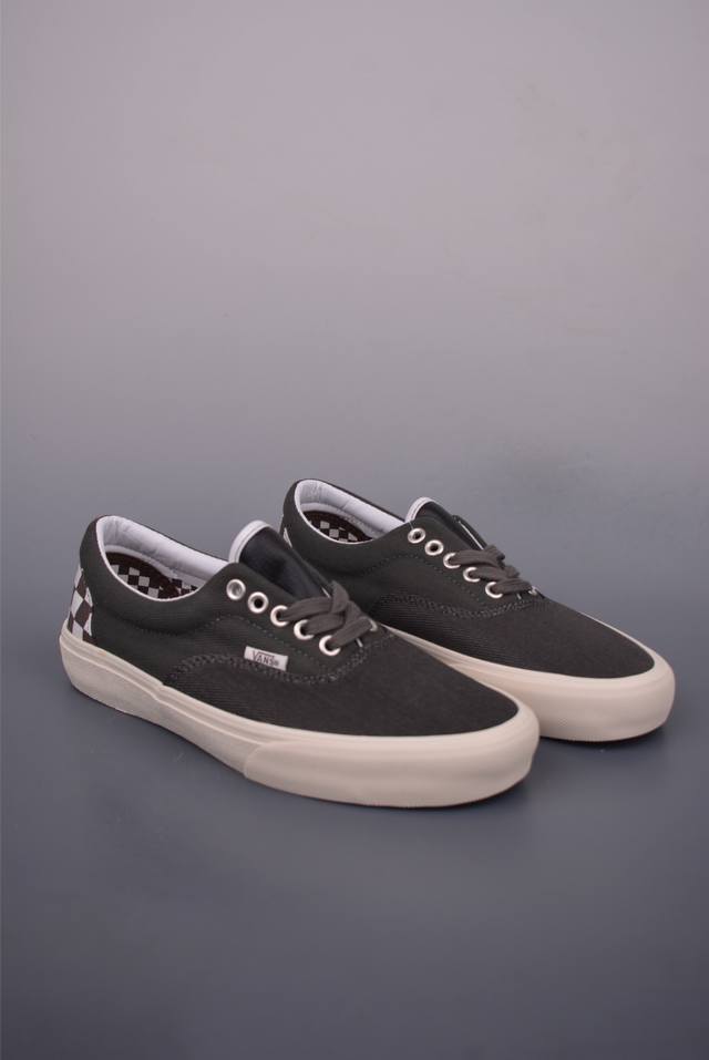 Vainl Archive X Vans Era 联名款 此次联名同时采用水洗和做旧工艺 使得整体鞋款呈现出不同的层次感 Era鞋面被水洗黑牛仔布覆盖 鞋舌处采