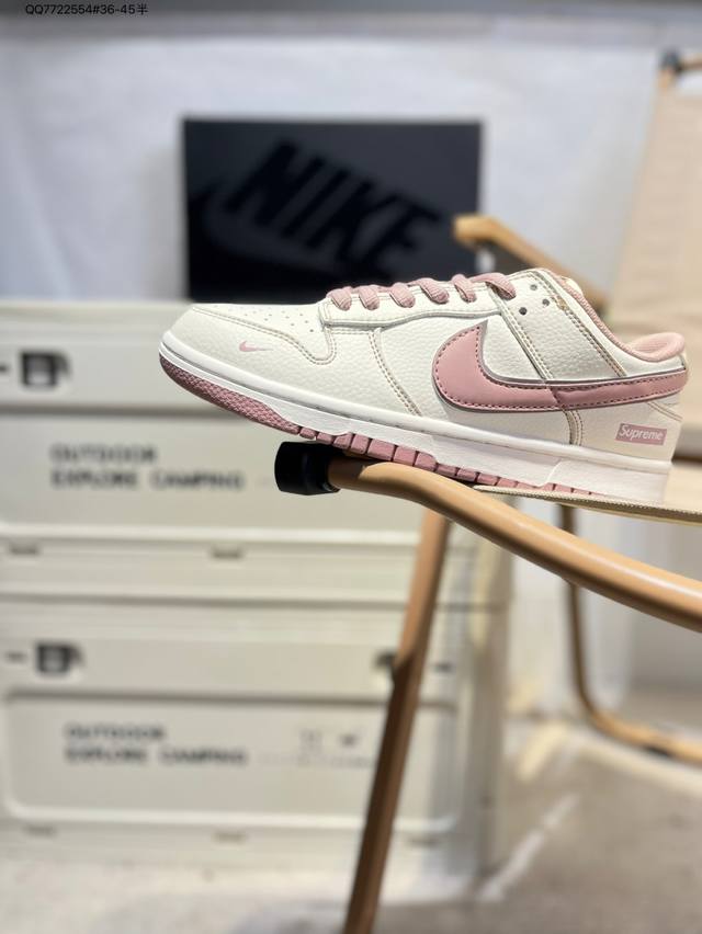 Supreme X 耐克Nike Dunk Low 板鞋Sb系列经典百搭休闲运动板鞋加厚鞋舌的填充，使舒适性大大提升，同时也更方便穿脱中底部分则加入了脚感柔软舒