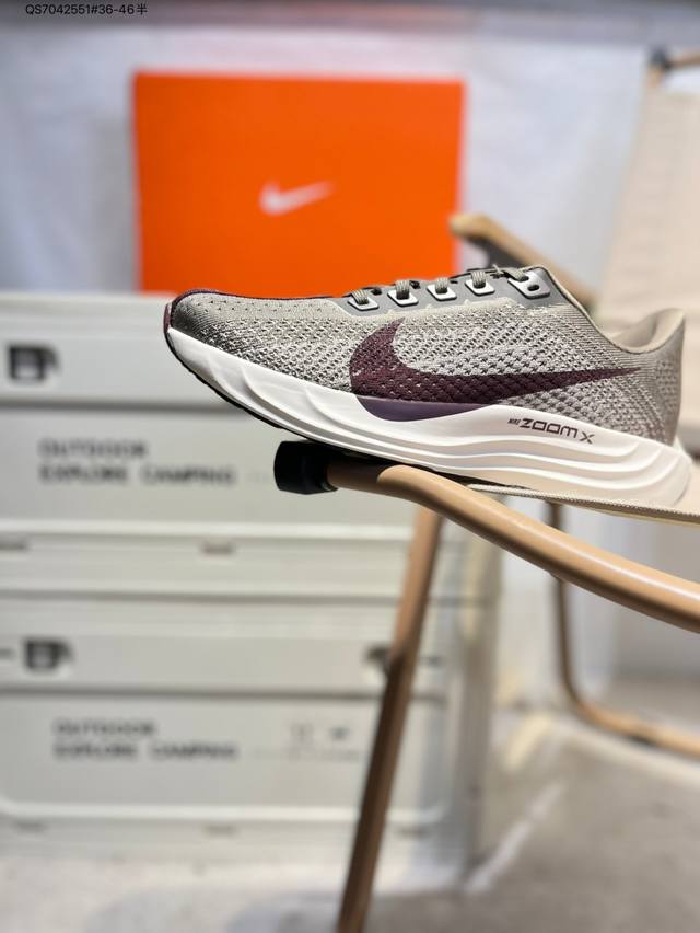 Nike Zoom Pegasus Plus 超级飞马涡轮增压马拉松慢跑鞋 在设计上延续了原版鞋款的经典风格，向 Pegasus Turbo 致敬。鞋面采用 F