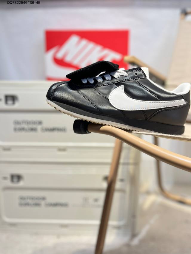 Nike Classic Cortez 全新配色 经典阿甘休闲跑步鞋 纯粹而执着的精神，使得Cortez种在了一代人的心里，无论是否喜欢它复古的鞋型，一双Nik