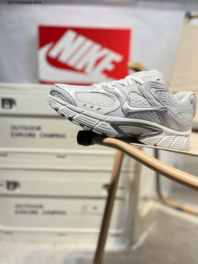 Nike V5 Rnr 舒适百搭防滑耐磨 低帮跑步鞋 舒适有型适合日常穿着该鞋款延续千禧年经典设计搭载泡绵中底厚实而轻盈匠心细节巧搭立体耐克勾标志焕新演绎复古跑