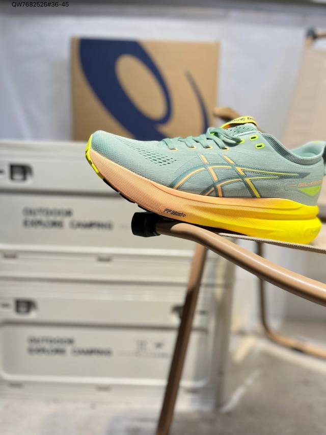 Asics Gel-Kayano 31亚瑟士经典跑鞋 如今机能风和户外风吹得正劲，便是主打“Urban Outdoor机能越野风格”，城市和户外场景都能轻松应对
