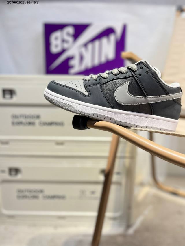 耐克Nike Dunk Low 板鞋Sb系列经典百搭休闲运动板鞋加厚鞋舌的填充，使舒适性大大提升，同时也更方便穿脱中底部分则加入了脚感柔软舒适Zoomair气垫